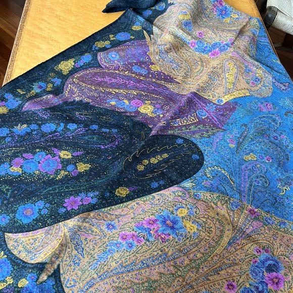 Vintage Fun Shawl - Picture 5 of 6